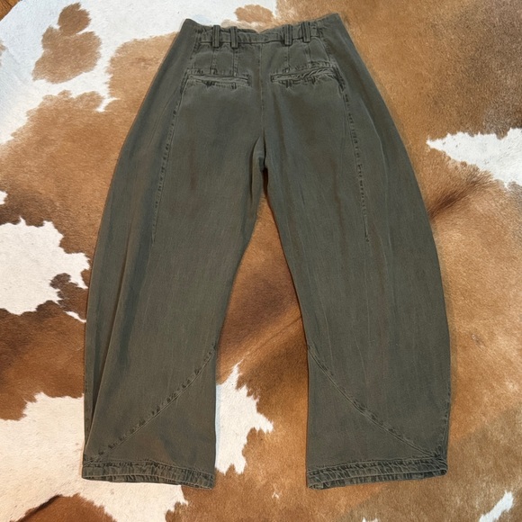 Free People Spotlight Washed Barrel Chino Trousers Dusty Olive 4 - Picture 3 of 5